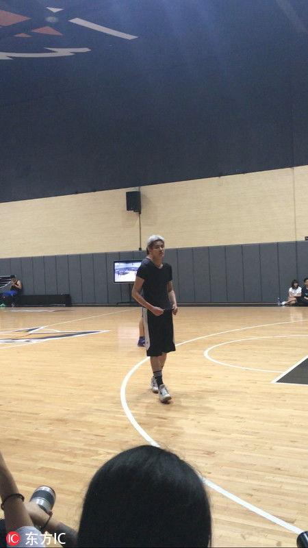 吴亦凡打篮球照片