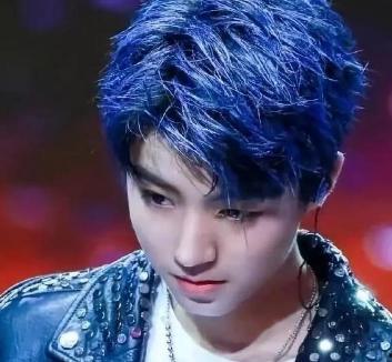 王俊凯蓝头发照片,时尚新风尚尽显青春魅力